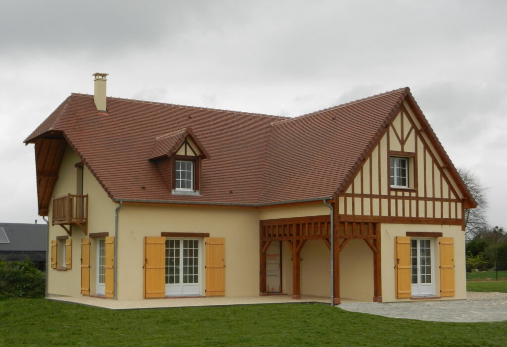 Maison colombages et aile de geai et volets battants