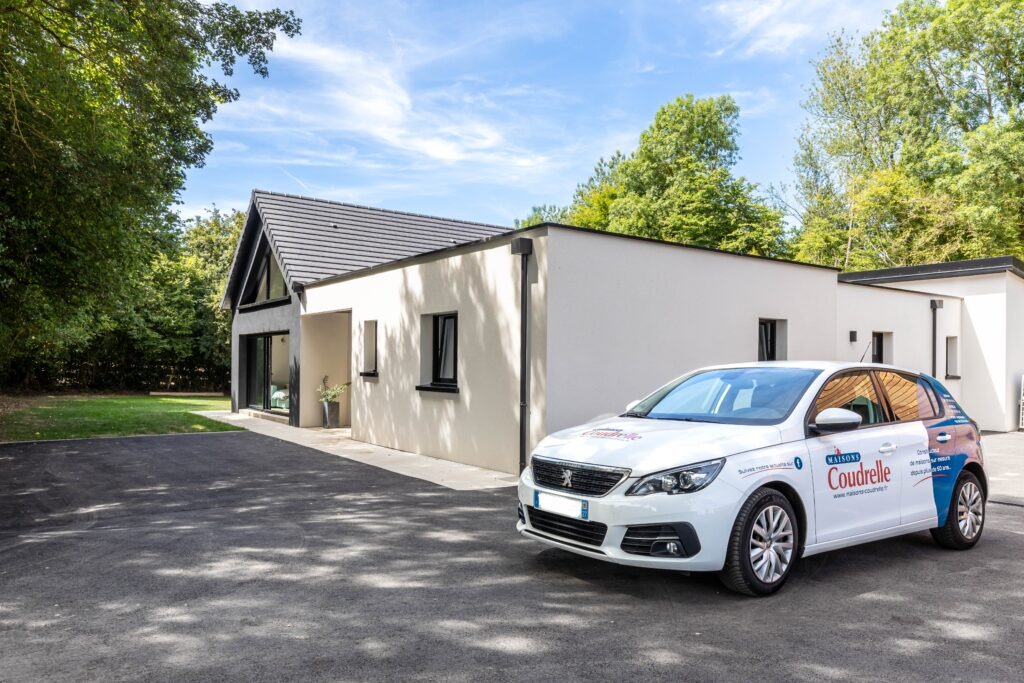 Maison de plain pied avec une partie en toit plat