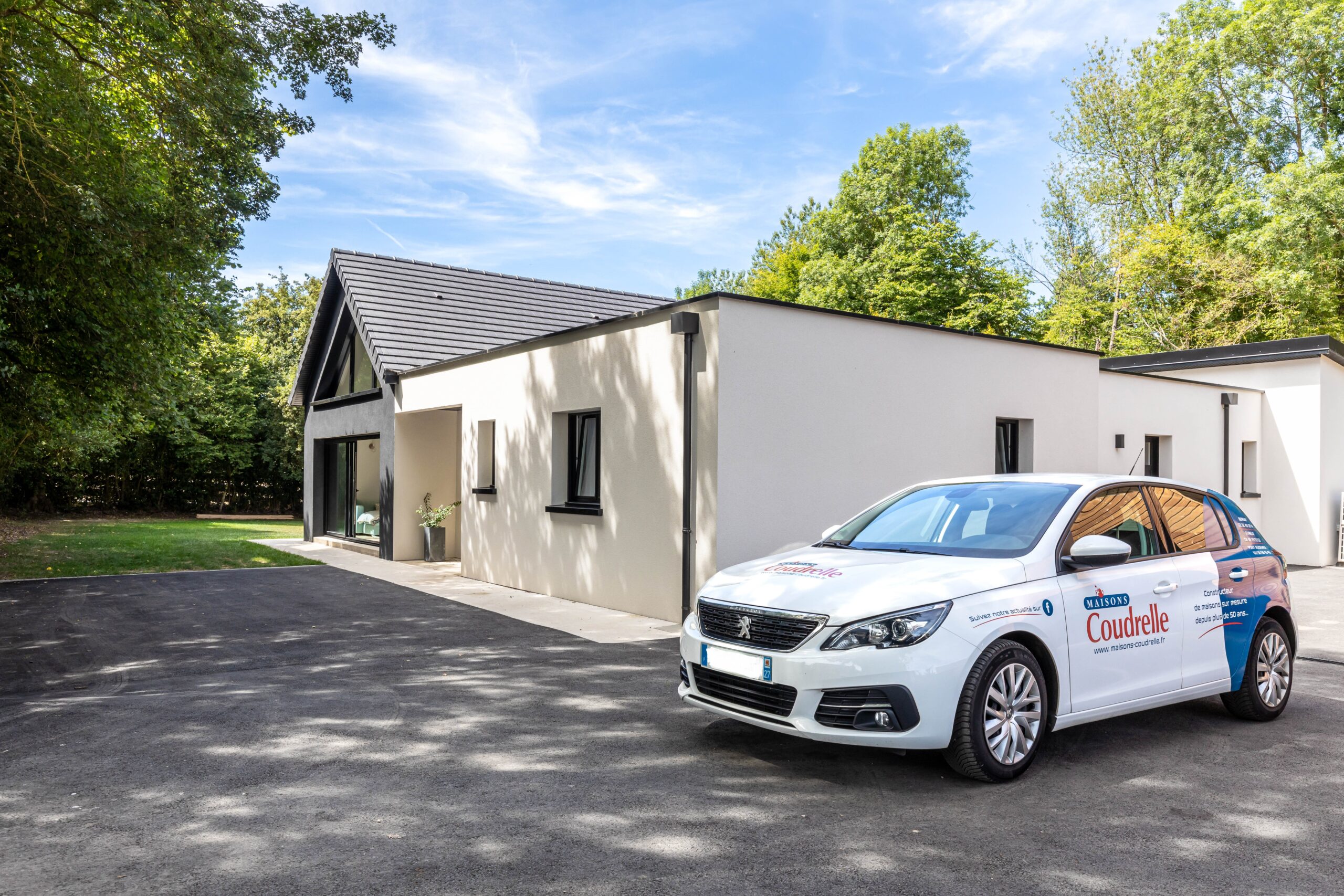 Maison de plain pied avec une partie en toit plat
