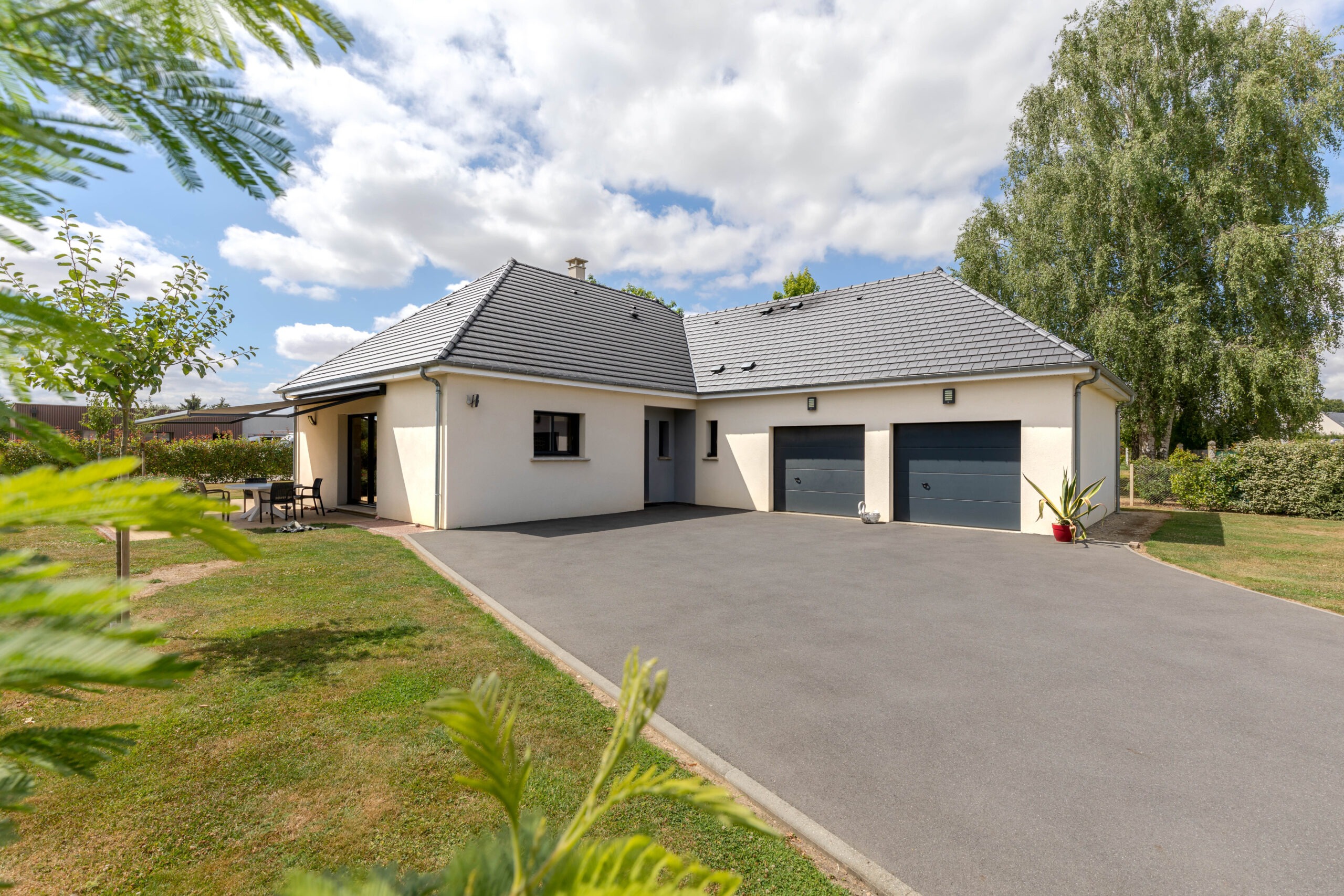 Plain pied avec double garage et enduit bi ton